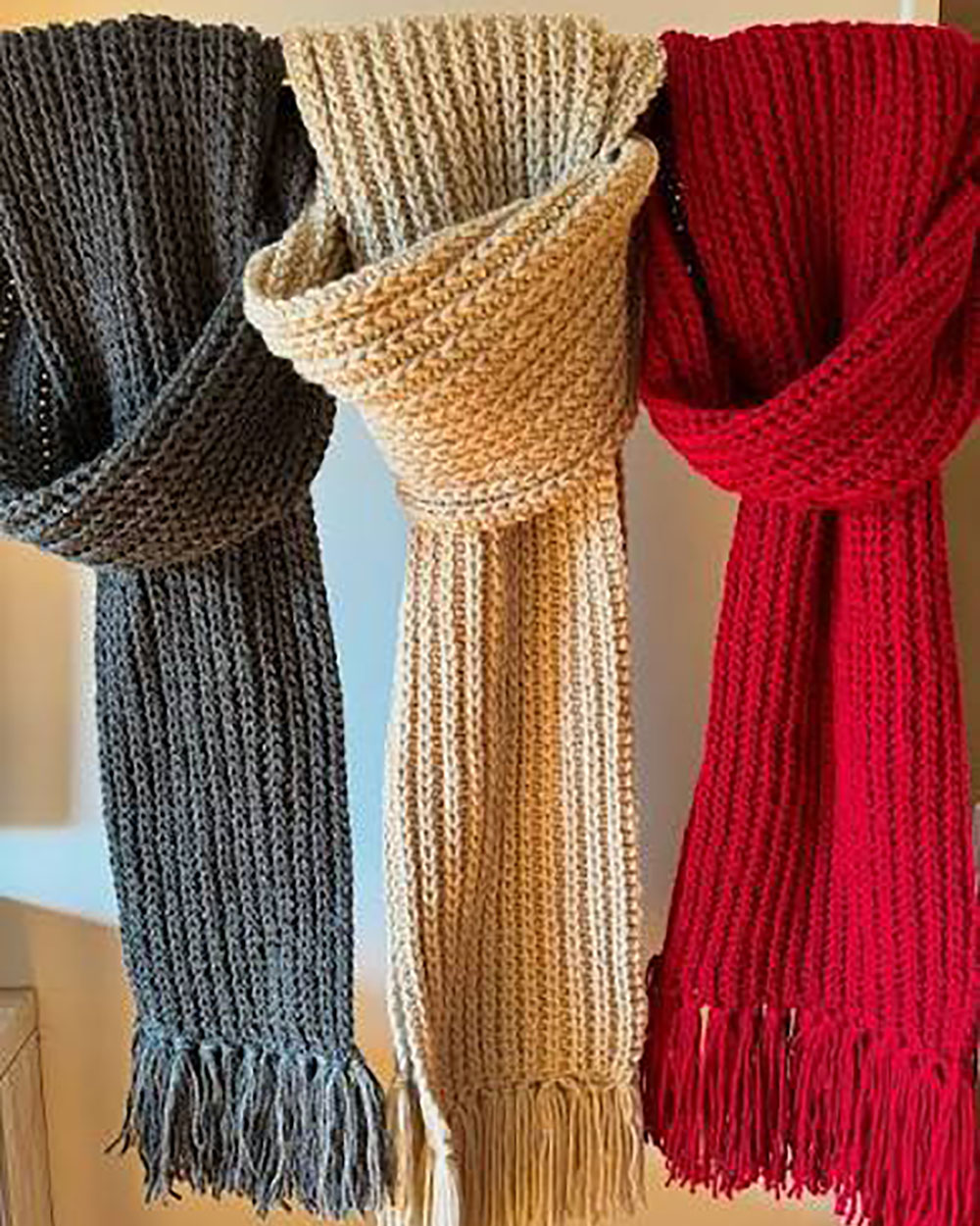 Bufanda tejida a crochet en tonos neutros, diseño clásico artesanal
