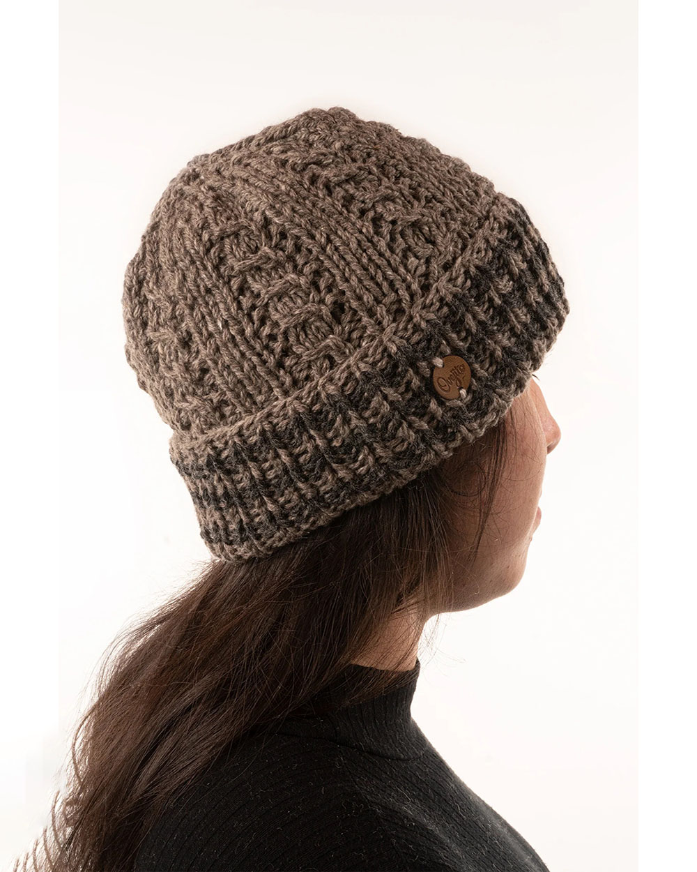 Gorro tejido a crochet con puntos trenzados, tejido artesanal