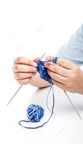 Manos tejiendo a mano una prenda artesanal